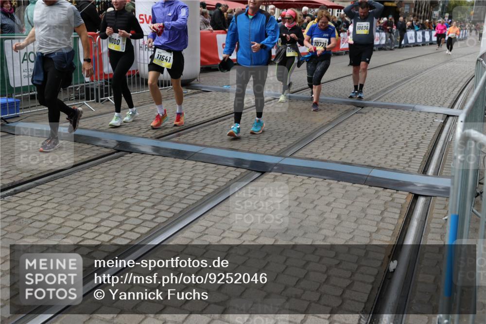 05.10.2025 - 20. swb-Marathon Bremen Yannick Fuchs http://msf.ph/oto/9252046 05.10.2025 11:14:07 Ziel 7014, 7410, 9012, 9342, 9631, 9667, 10000, 10036, 10512, 10721, 10756, 11541, 11548, 11652, 11653 meine-sportfotos.de