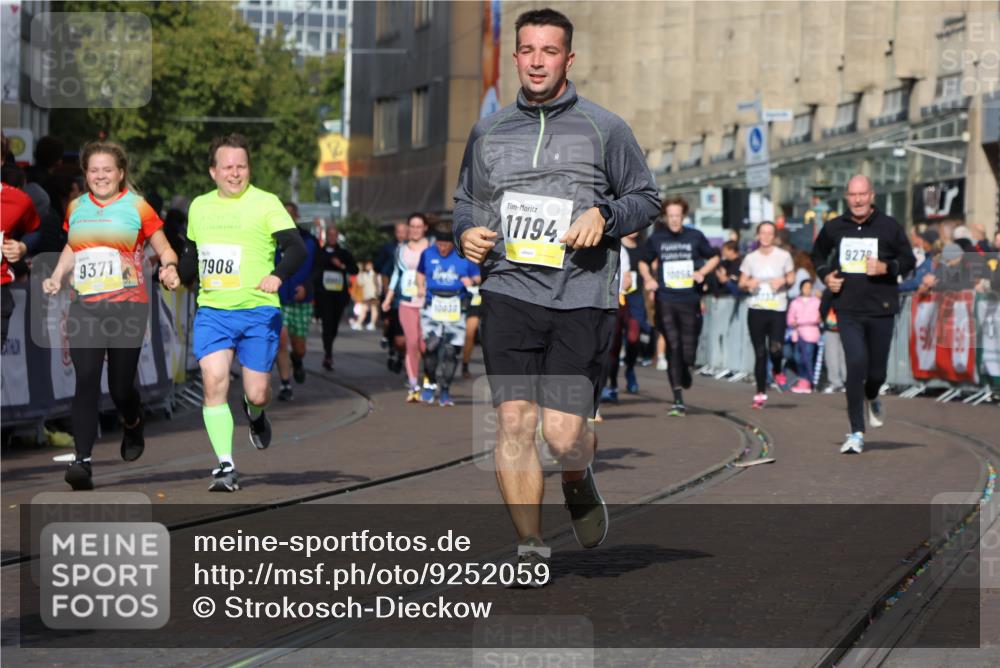 05.10.2025 - 20. swb-Marathon Bremen Strokosch-Dieckow http://msf.ph/oto/9252059 05.10.2025 11:01:27 Ziel 7908, 9286, 9322, 9371, 10157, 10336, 11194, 11493, 11633 meine-sportfotos.de