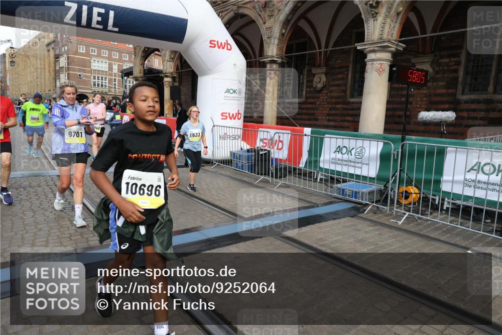 05.10.2025 - 20. swb-Marathon Bremen Yannick Fuchs http://msf.ph/oto/9252064 05.10.2025 10:54:01 Ziel 9456, 9548, 9701, 10046, 10416, 10484, 10616, 10696, 10785, 11141, 11383, 11445, 11533 meine-sportfotos.de