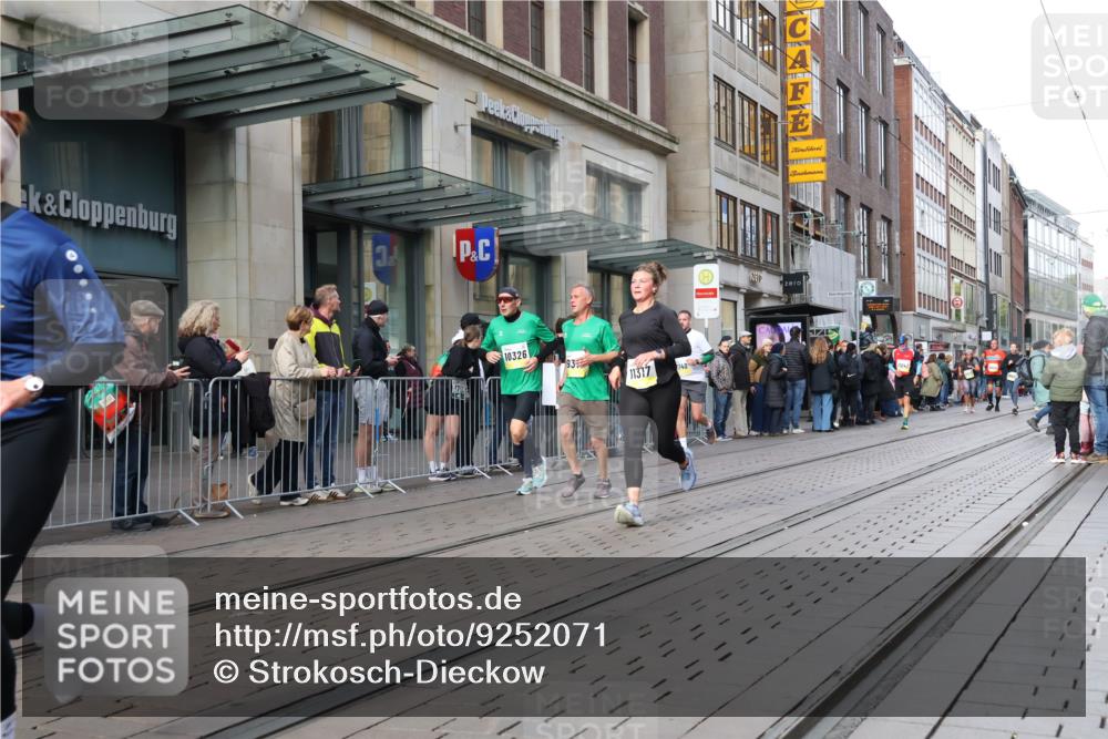 05.10.2025 - 20. swb-Marathon Bremen Strokosch-Dieckow http://msf.ph/oto/9252071 05.10.2025 10:54:53 Ziel 9176, 9201, 9318, 9350, 9475, 9514, 9654, 9791, 9881, 9933, 10003, 10014, 10034, 10116, 10180, 10256, 10260, 10307, 10326, 10920, 10970, 11042, 11115, 11140, 11317, 11363, 11380, 11431, 11507, 11523, 11702, 9176, 9201, 9318, 9350, 9475, 9514, 9654, 9791, 9881, 9933, 10003, 10014, 10034, 10116, 10180, 10256, 10260, 10307, 10326, 10920, 10970, 11042, 11115, 11140, 11317, 11363, 11507, 11523 meine-sportfotos.de