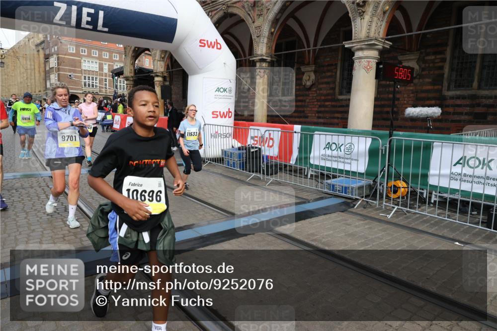 05.10.2025 - 20. swb-Marathon Bremen Yannick Fuchs http://msf.ph/oto/9252076 05.10.2025 10:54:01 Ziel 9456, 9548, 9701, 10046, 10416, 10484, 10616, 10696, 10785, 11141, 11383, 11445, 11533 meine-sportfotos.de