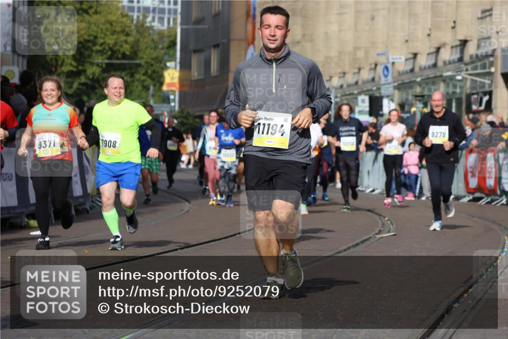 05.10.2025 - 20. swb-Marathon Bremen Strokosch-Dieckow http://msf.ph/oto/9252079 05.10.2025 11:01:27 Ziel 7908, 9286, 9322, 9371, 10157, 10336, 11194, 11493, 11633 meine-sportfotos.de