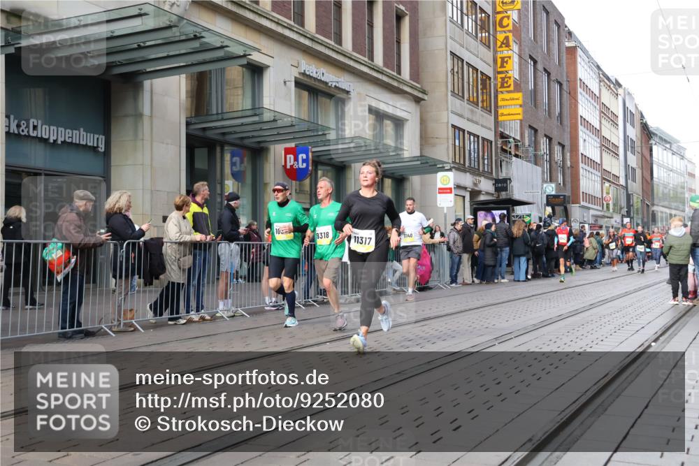 05.10.2025 - 20. swb-Marathon Bremen Strokosch-Dieckow http://msf.ph/oto/9252080 05.10.2025 10:54:53 Ziel 9176, 9201, 9318, 9350, 9475, 9514, 9654, 9791, 9881, 9933, 10003, 10014, 10034, 10116, 10180, 10256, 10260, 10307, 10326, 10920, 10970, 11042, 11115, 11140, 11317, 11363, 11380, 11431, 11507, 11523, 11702, 9176, 9201, 9318, 9350, 9475, 9514, 9654, 9791, 9881, 9933, 10003, 10014, 10034, 10116, 10180, 10256, 10260, 10307, 10326, 10920, 10970, 11042, 11115, 11140, 11317, 11363, 11507, 11523 meine-sportfotos.de