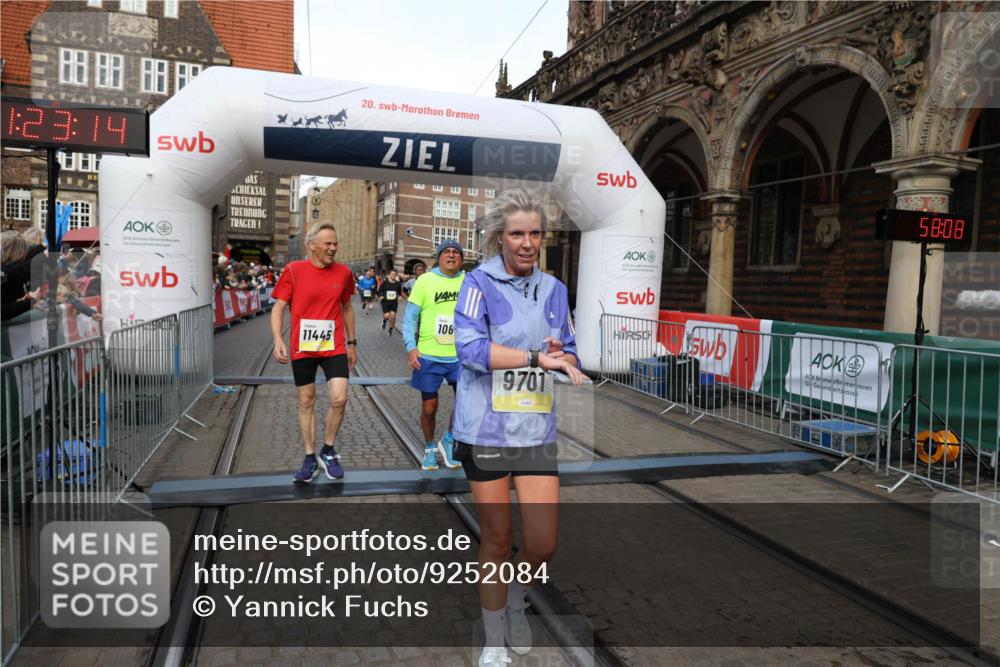 05.10.2025 - 20. swb-Marathon Bremen Yannick Fuchs http://msf.ph/oto/9252084 05.10.2025 10:54:03 Ziel 9313, 9456, 9548, 9701, 10046, 10163, 10484, 10616, 10696, 10785, 11152, 11445, 11533 meine-sportfotos.de