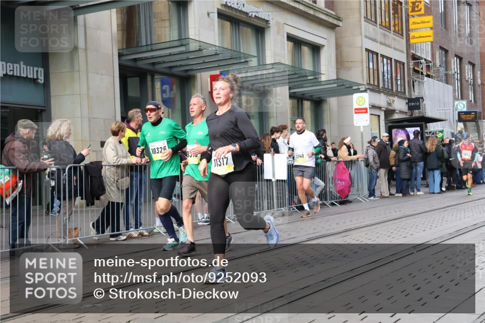 05.10.2025 - 20. swb-Marathon Bremen Strokosch-Dieckow http://msf.ph/oto/9252093 05.10.2025 10:54:53 Ziel 9176, 9201, 9318, 9350, 9475, 9514, 9654, 9791, 9881, 9933, 10003, 10014, 10034, 10116, 10180, 10256, 10260, 10307, 10326, 10920, 10970, 11042, 11115, 11140, 11317, 11363, 11380, 11431, 11507, 11523, 11702, 9176, 9201, 9318, 9350, 9475, 9514, 9654, 9791, 9881, 9933, 10003, 10014, 10034, 10116, 10180, 10256, 10260, 10307, 10326, 10920, 10970, 11042, 11115, 11140, 11317, 11363, 11507, 11523 meine-sportfotos.de