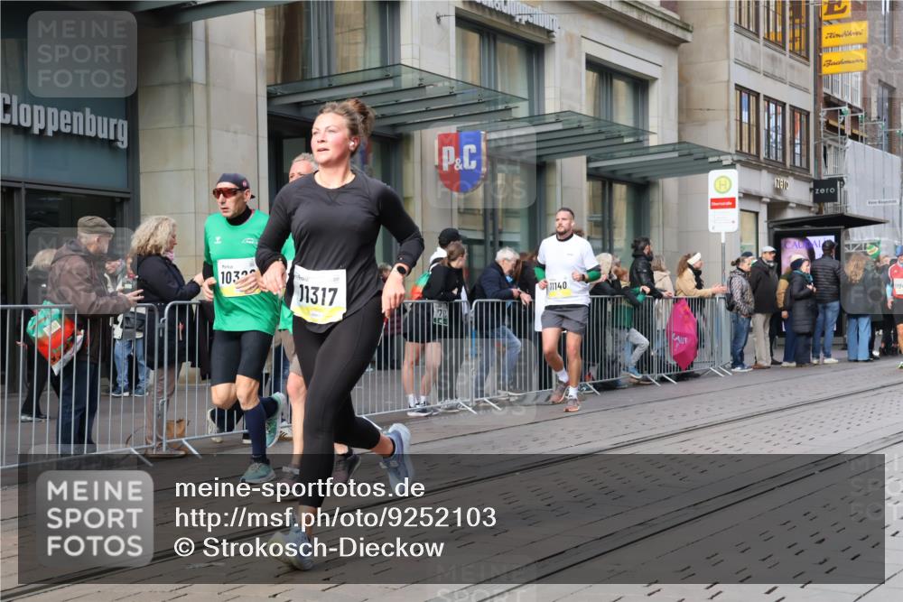 05.10.2025 - 20. swb-Marathon Bremen Strokosch-Dieckow http://msf.ph/oto/9252103 05.10.2025 10:54:54 Ziel 9176, 9201, 9318, 9350, 9475, 9514, 9654, 9722, 9791, 9881, 9902, 9933, 10003, 10014, 10034, 10116, 10180, 10256, 10260, 10307, 10326, 10920, 10970, 11042, 11115, 11140, 11317, 11363, 11380, 11431, 11702, 9176, 9201, 9318, 9350, 9475, 9514, 9654, 9722, 9791, 9881, 9902, 9933, 10003, 10014, 10034, 10116, 10180, 10256, 10260, 10307, 10326, 10920, 10970, 11042, 11115, 11140, 11317, 11363 meine-sportfotos.de