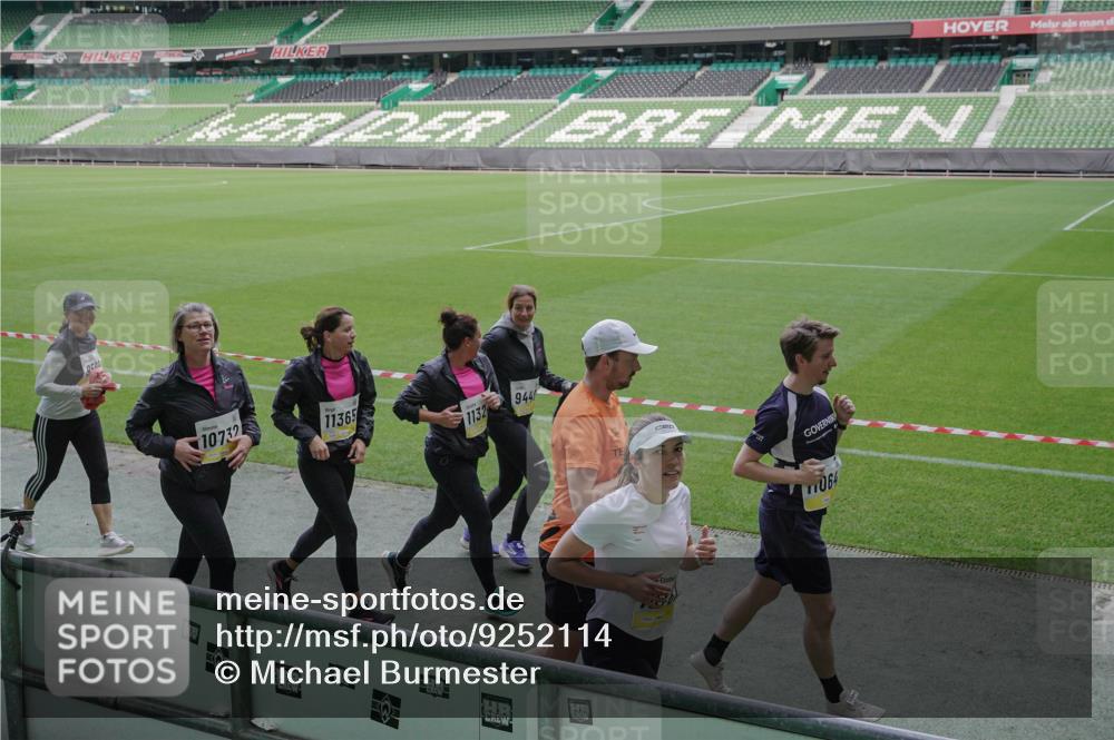 05.10.2025 - 20. swb-Marathon Bremen Michael Burmester http://msf.ph/oto/9252114 05.10.2025 10:41:21 Laufen im Stadion 7706, 9001, 9178, 9191, 9205, 9217, 9265, 9274, 9306, 9334, 9353, 9355, 9357, 9401, 9438, 9446, 9483, 9530, 9537, 9538, 9589, 9599, 9605, 9617, 9685, 9702, 9757, 9764, 9774, 9804, 9853, 9874, 9877, 9887, 9892, 9907, 9942, 10037, 10051, 10058, 10095, 10100, 10101, 10132, 10148, 10152, 10197, 10212, 10223, 10235, 10236, 10249, 10295, 10330, 10332, 10458, 10550, 10582, 10585, 10614, 10632, 11379, 11437 meine-sportfotos.de
