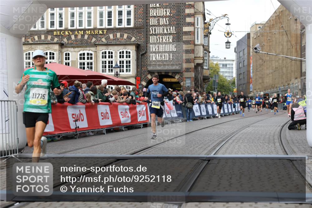 05.10.2025 - 20. swb-Marathon Bremen Yannick Fuchs http://msf.ph/oto/9252118 05.10.2025 10:45:13 Ziel 9202, 9678, 10091, 11362, 11715 meine-sportfotos.de