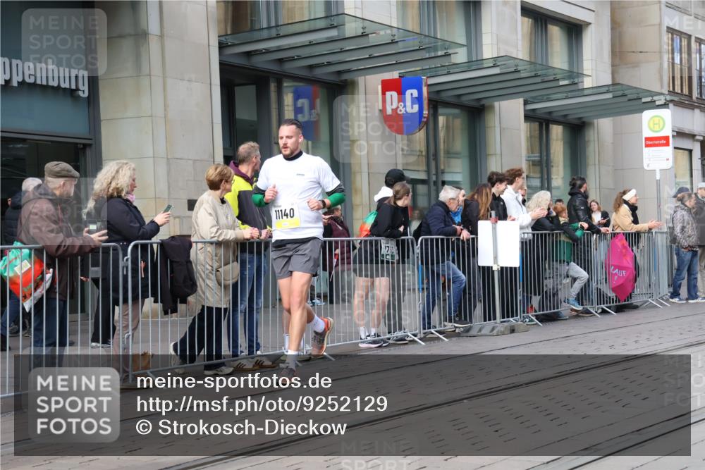 05.10.2025 - 20. swb-Marathon Bremen Strokosch-Dieckow http://msf.ph/oto/9252129 05.10.2025 10:54:55 Ziel 9176, 9201, 9318, 9350, 9514, 9654, 9722, 9791, 9881, 9902, 9933, 10003, 10014, 10034, 10116, 10180, 10256, 10260, 10307, 10326, 10920, 10970, 11042, 11115, 11140, 11317, 11363, 11380, 11431, 11702, 9176, 9201, 9318, 9350, 9514, 9654, 9722, 9791, 9881, 9902, 9933, 10003, 10014, 10034, 10116, 10180, 10256, 10260, 10307, 10326, 10920, 10970, 11042, 11115, 11140, 11317, 11363 meine-sportfotos.de