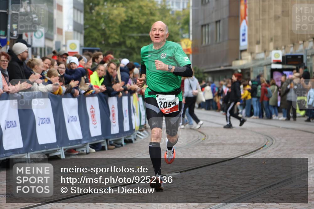 05.10.2025 - 20. swb-Marathon Bremen Strokosch-Dieckow http://msf.ph/oto/9252136 05.10.2025 12:50:19 Ziel 2054 meine-sportfotos.de