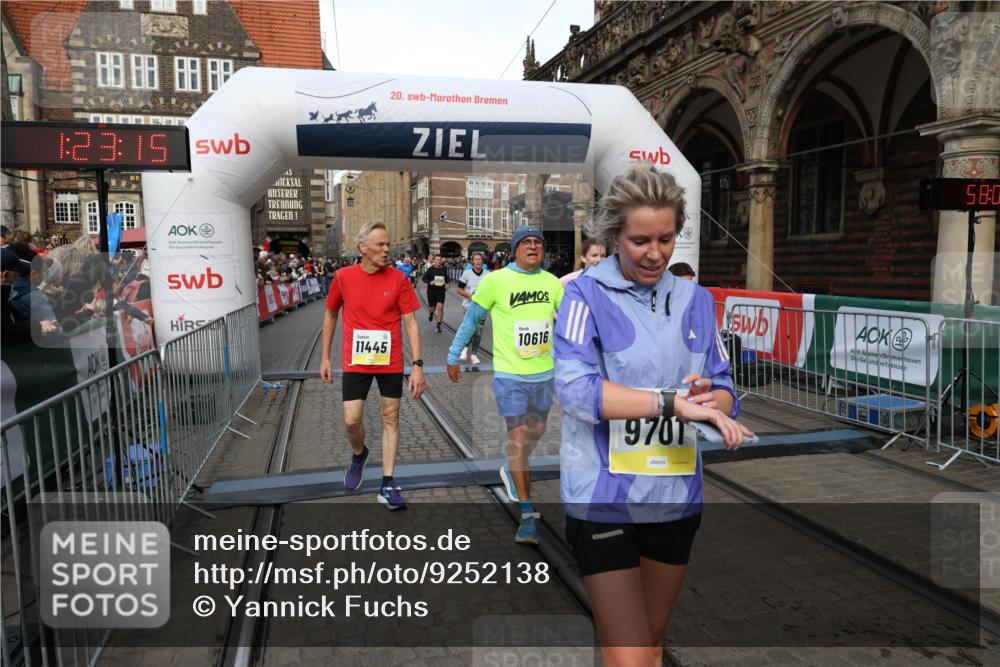 05.10.2025 - 20. swb-Marathon Bremen Yannick Fuchs http://msf.ph/oto/9252138 05.10.2025 10:54:04 Ziel 9313, 9456, 9548, 9701, 10046, 10163, 10484, 10616, 10696, 10785, 11152, 11445, 11533 meine-sportfotos.de