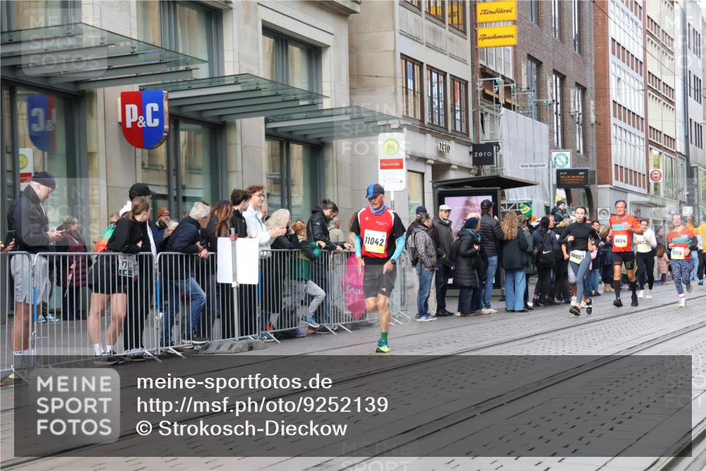 05.10.2025 - 20. swb-Marathon Bremen Strokosch-Dieckow http://msf.ph/oto/9252139 05.10.2025 10:54:56 Ziel 9176, 9201, 9318, 9350, 9514, 9654, 9722, 9881, 9902, 9933, 10003, 10014, 10034, 10116, 10180, 10256, 10260, 10307, 10326, 10920, 10970, 11042, 11115, 11140, 11317, 11363, 11380, 11431, 11702, 9176, 9201, 9318, 9350, 9514, 9654, 9722, 9881, 9902, 9933, 10003, 10014, 10034, 10116, 10180, 10256, 10260, 10307, 10326, 10920, 10970, 11042, 11115, 11140, 11317, 11363 meine-sportfotos.de