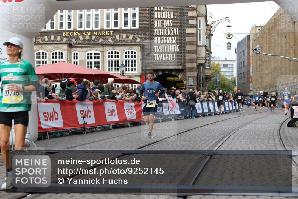 05.10.2025 - 20. swb-Marathon Bremen Yannick Fuchs http://msf.ph/oto/9252145 05.10.2025 10:45:13 Ziel 9202, 9678, 10091, 11362, 11715 meine-sportfotos.de