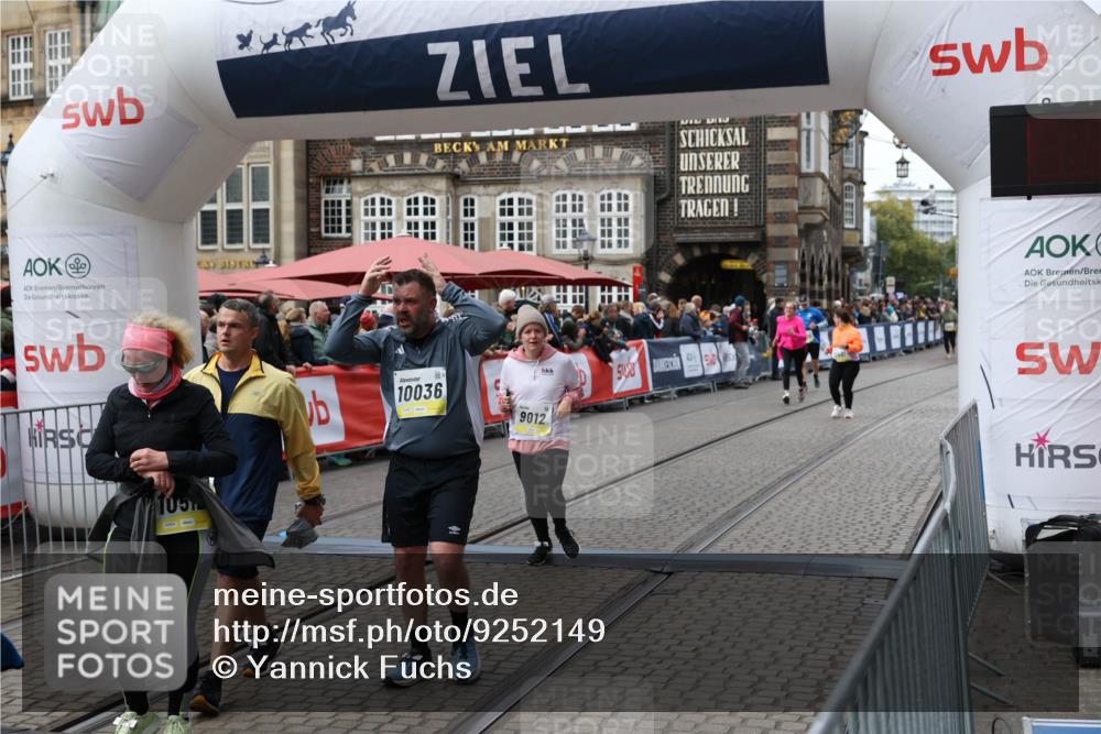 05.10.2025 - 20. swb-Marathon Bremen Yannick Fuchs http://msf.ph/oto/9252149 05.10.2025 11:14:10 Ziel 9012, 9342, 9631, 9667, 10000, 10036, 10512, 10721, 11541, 11548 meine-sportfotos.de