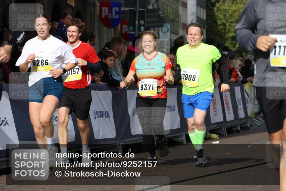 05.10.2025 - 20. swb-Marathon Bremen Strokosch-Dieckow http://msf.ph/oto/9252157 05.10.2025 11:01:28 Ziel 7908, 9278, 9286, 9322, 9371, 10056, 10157, 10324, 10336, 11194, 11493, 11633 meine-sportfotos.de