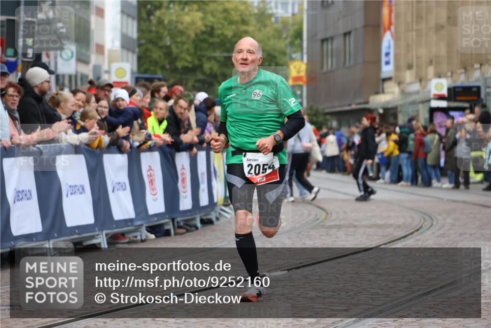 05.10.2025 - 20. swb-Marathon Bremen Strokosch-Dieckow http://msf.ph/oto/9252160 05.10.2025 12:50:19 Ziel 2054 meine-sportfotos.de