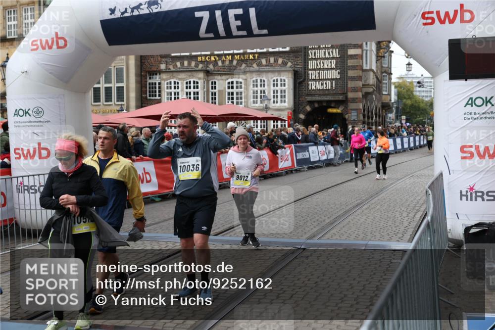 05.10.2025 - 20. swb-Marathon Bremen Yannick Fuchs http://msf.ph/oto/9252162 05.10.2025 11:14:10 Ziel 9012, 9342, 9631, 9667, 10000, 10036, 10512, 10721, 11541, 11548 meine-sportfotos.de