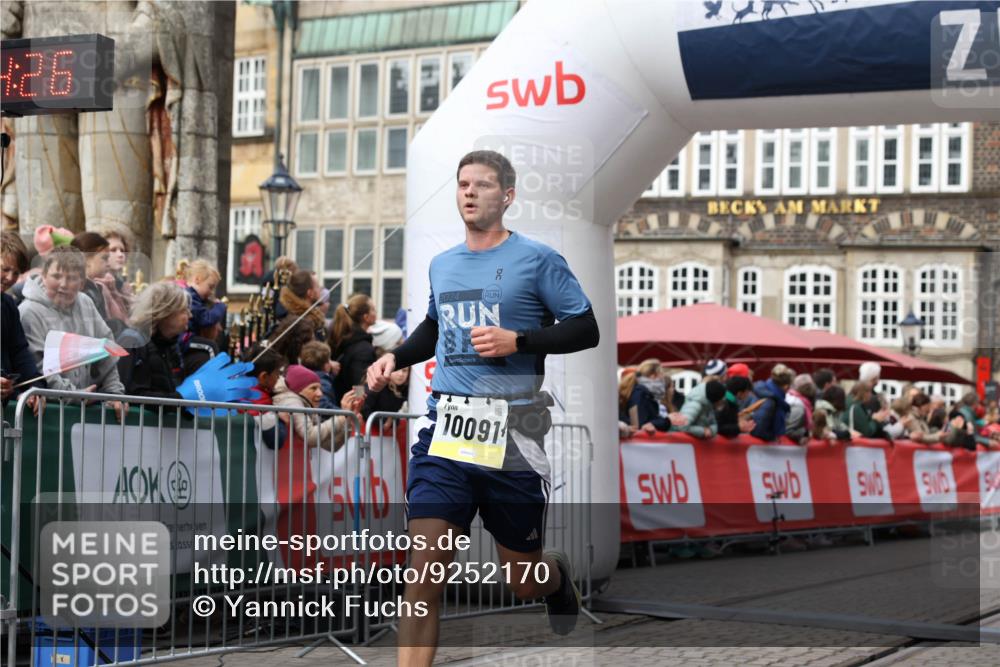 05.10.2025 - 20. swb-Marathon Bremen Yannick Fuchs http://msf.ph/oto/9252170 05.10.2025 10:45:16 Ziel 9202, 10091, 10822, 11715 meine-sportfotos.de