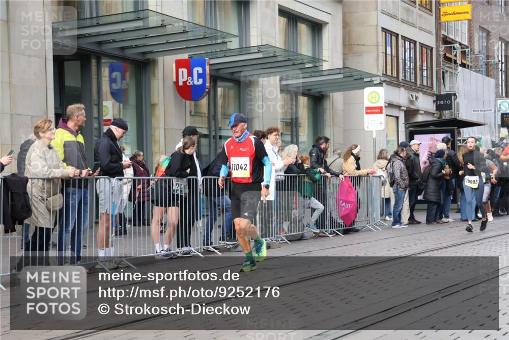 05.10.2025 - 20. swb-Marathon Bremen Strokosch-Dieckow http://msf.ph/oto/9252176 05.10.2025 10:54:57 Ziel 9176, 9201, 9318, 9350, 9514, 9654, 9722, 9881, 9902, 9933, 10003, 10014, 10034, 10116, 10180, 10256, 10260, 10307, 10326, 10920, 10970, 11025, 11042, 11115, 11140, 11317, 11363, 11380, 11431, 11702, 9176, 9201, 9318, 9350, 9514, 9654, 9722, 9881, 9902, 9933, 10003, 10014, 10034, 10116, 10180, 10256, 10260, 10307, 10326, 10920, 10970, 11025, 11042, 11115, 11140, 11317, 11363 meine-sportfotos.de