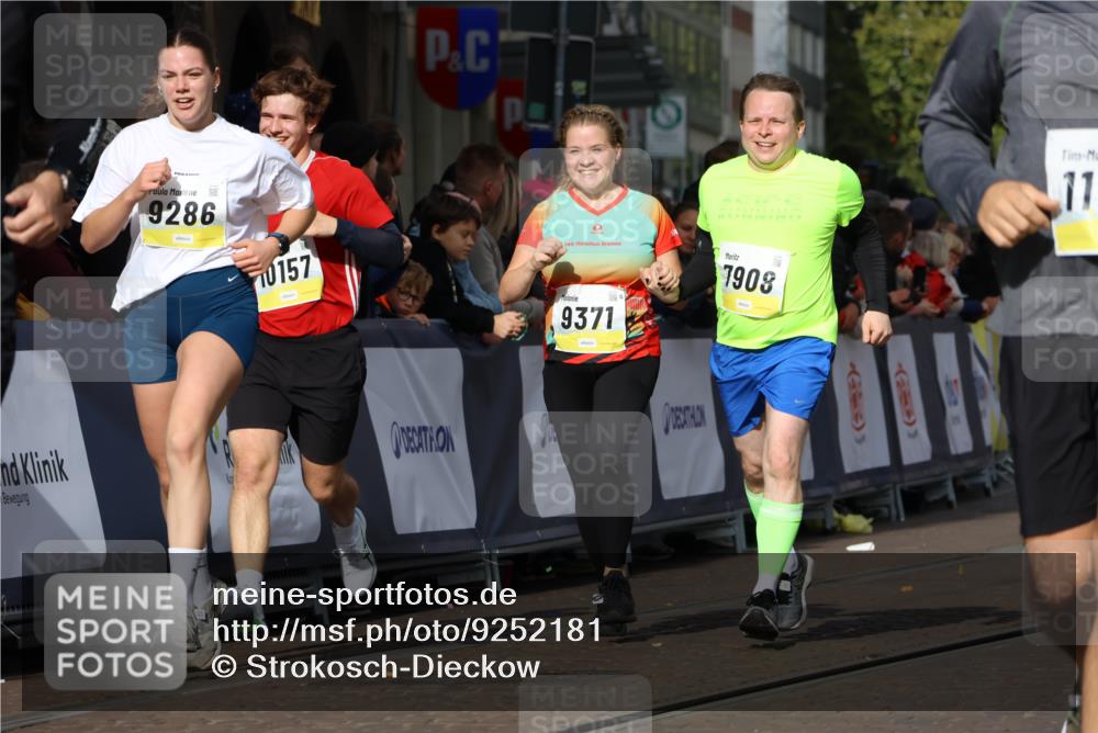 05.10.2025 - 20. swb-Marathon Bremen Strokosch-Dieckow http://msf.ph/oto/9252181 05.10.2025 11:01:28 Ziel 7908, 9278, 9286, 9322, 9371, 10056, 10157, 10324, 10336, 11194, 11493, 11633 meine-sportfotos.de
