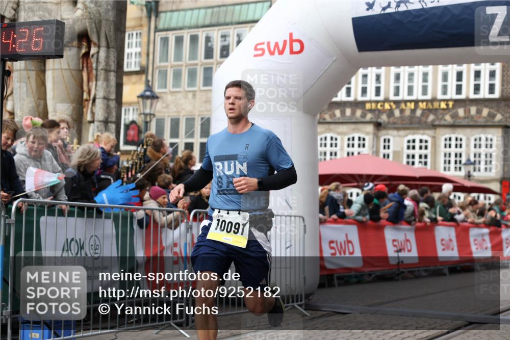 05.10.2025 - 20. swb-Marathon Bremen Yannick Fuchs http://msf.ph/oto/9252182 05.10.2025 10:45:16 Ziel 9202, 10091, 10822, 11715 meine-sportfotos.de