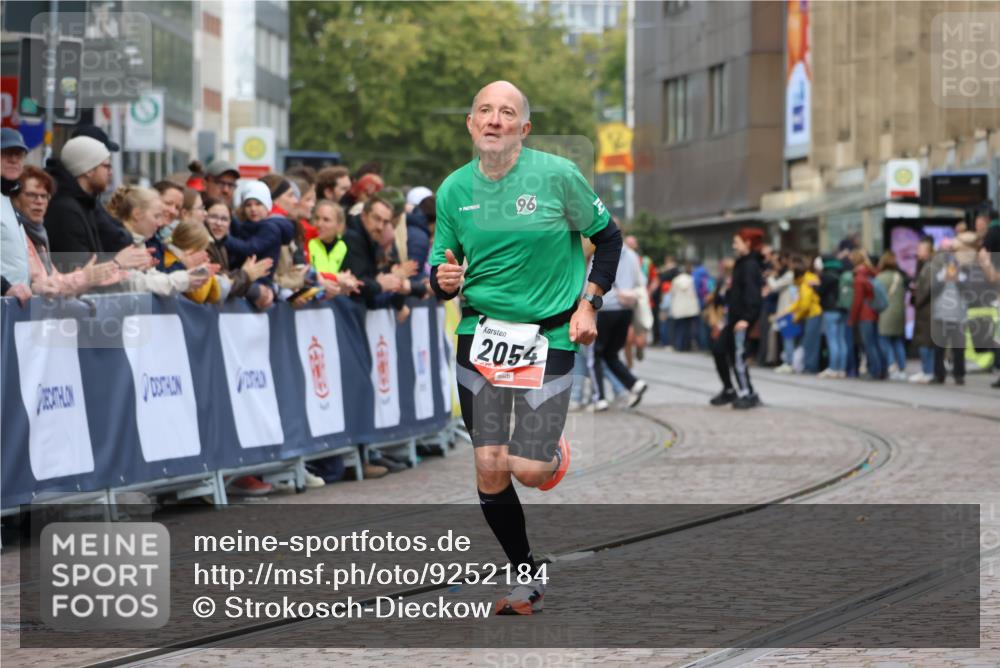 05.10.2025 - 20. swb-Marathon Bremen Strokosch-Dieckow http://msf.ph/oto/9252184 05.10.2025 12:50:19 Ziel 2054 meine-sportfotos.de