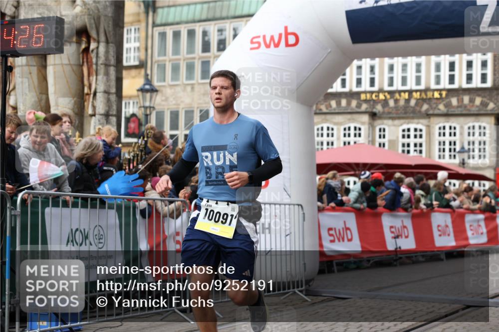 05.10.2025 - 20. swb-Marathon Bremen Yannick Fuchs http://msf.ph/oto/9252191 05.10.2025 10:45:16 Ziel 9202, 10091, 10822, 11715 meine-sportfotos.de