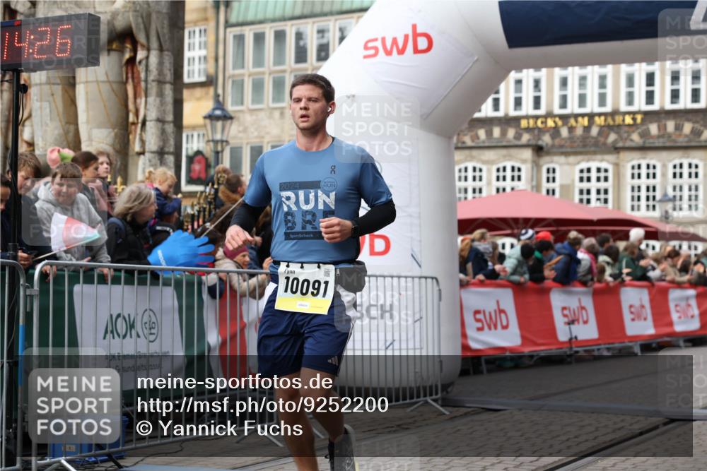 05.10.2025 - 20. swb-Marathon Bremen Yannick Fuchs http://msf.ph/oto/9252200 05.10.2025 10:45:16 Ziel 9202, 10091, 10822, 11715 meine-sportfotos.de