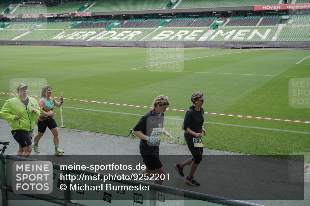 05.10.2025 - 20. swb-Marathon Bremen Michael Burmester http://msf.ph/oto/9252201 05.10.2025 10:41:25 Laufen im Stadion 7706, 8533, 9001, 9178, 9191, 9217, 9265, 9274, 9306, 9334, 9353, 9355, 9357, 9401, 9438, 9446, 9483, 9530, 9537, 9538, 9589, 9599, 9605, 9617, 9632, 9685, 9702, 9757, 9764, 9774, 9853, 9874, 9877, 9887, 9892, 9907, 9982, 10037, 10051, 10095, 10100, 10101, 10125, 10132, 10148, 10152, 10197, 10212, 10214, 10223, 10235, 10236, 10249, 10295, 10330, 10332, 10458, 10550, 10582, 10585, 10614, 10632, 10706, 10937, 11037, 11232, 11379, 11405, 11437 meine-sportfotos.de