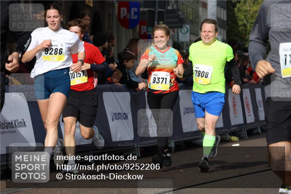 05.10.2025 - 20. swb-Marathon Bremen Strokosch-Dieckow http://msf.ph/oto/9252206 05.10.2025 11:01:28 Ziel 7908, 9278, 9286, 9322, 9371, 10056, 10157, 10324, 10336, 11194, 11493, 11633 meine-sportfotos.de