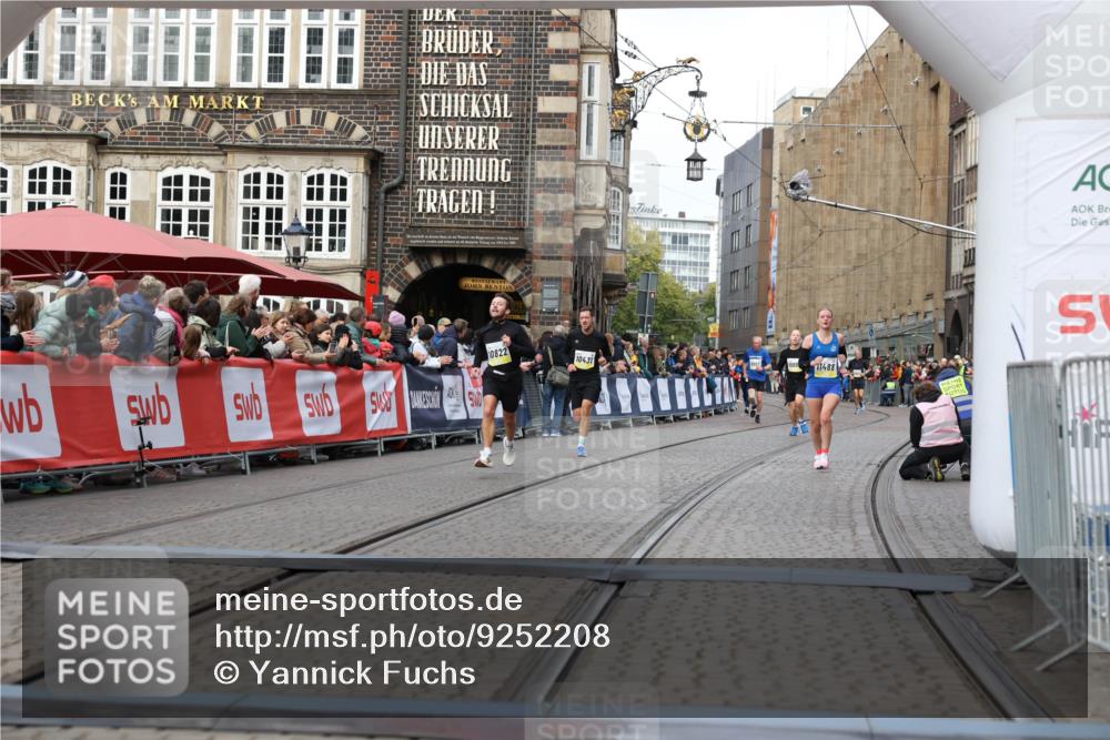 05.10.2025 - 20. swb-Marathon Bremen Yannick Fuchs http://msf.ph/oto/9252208 05.10.2025 10:45:17 Ziel 10091, 10431, 10822, 11488, 11715 meine-sportfotos.de