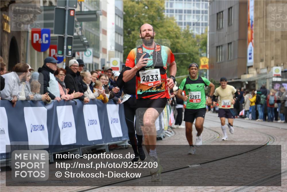 05.10.2025 - 20. swb-Marathon Bremen Strokosch-Dieckow http://msf.ph/oto/9252209 05.10.2025 12:50:31 Ziel 363, 664, 2033, 2267 meine-sportfotos.de
