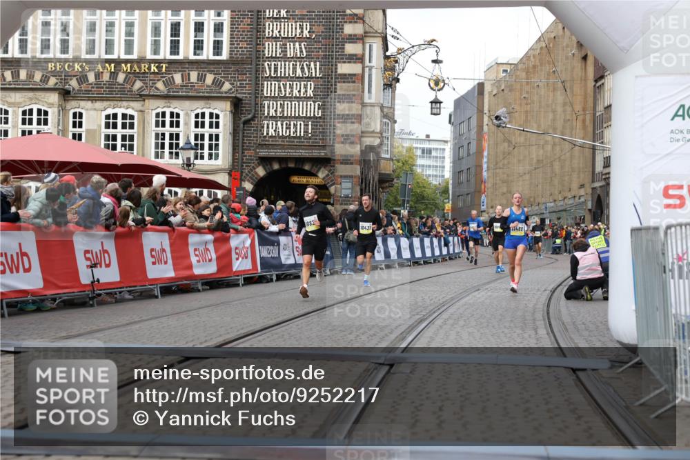 05.10.2025 - 20. swb-Marathon Bremen Yannick Fuchs http://msf.ph/oto/9252217 05.10.2025 10:45:17 Ziel 10091, 10431, 10822, 11488, 11715 meine-sportfotos.de