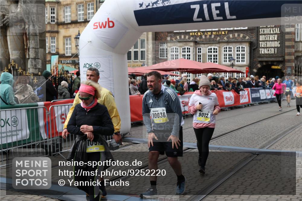 05.10.2025 - 20. swb-Marathon Bremen Yannick Fuchs http://msf.ph/oto/9252220 05.10.2025 11:14:11 Ziel 9012, 9342, 9380, 9631, 9667, 10000, 10036, 10491, 10512, 10721, 11541, 11548 meine-sportfotos.de