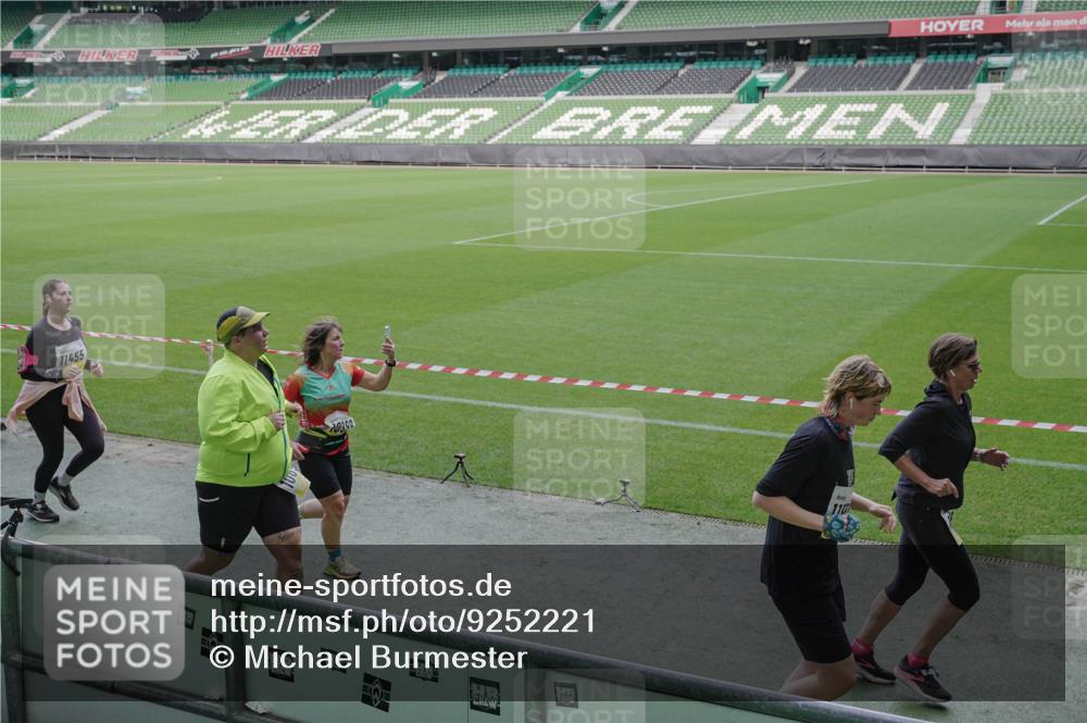 05.10.2025 - 20. swb-Marathon Bremen Michael Burmester http://msf.ph/oto/9252221 05.10.2025 10:41:25 Laufen im Stadion 7706, 8533, 9001, 9178, 9191, 9217, 9265, 9274, 9306, 9334, 9353, 9355, 9357, 9401, 9438, 9446, 9483, 9530, 9537, 9538, 9589, 9599, 9605, 9617, 9632, 9685, 9702, 9757, 9764, 9774, 9853, 9874, 9877, 9887, 9892, 9907, 9982, 10037, 10051, 10095, 10100, 10101, 10125, 10132, 10148, 10152, 10197, 10212, 10214, 10223, 10235, 10236, 10249, 10295, 10330, 10332, 10458, 10550, 10582, 10585, 10614, 10632, 10706, 10937, 11037, 11232, 11379, 11405, 11437 meine-sportfotos.de