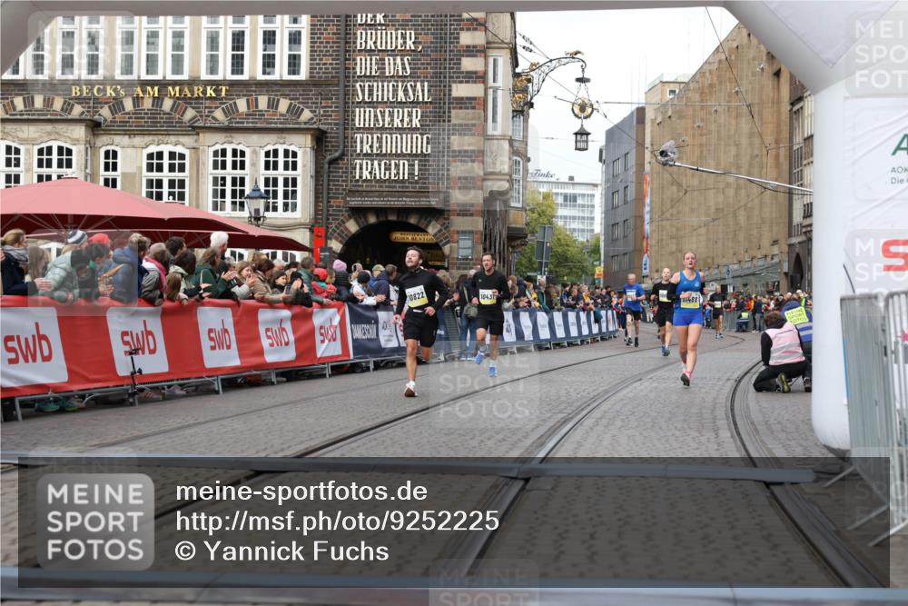 05.10.2025 - 20. swb-Marathon Bremen Yannick Fuchs http://msf.ph/oto/9252225 05.10.2025 10:45:17 Ziel 10091, 10431, 10822, 11488, 11715 meine-sportfotos.de