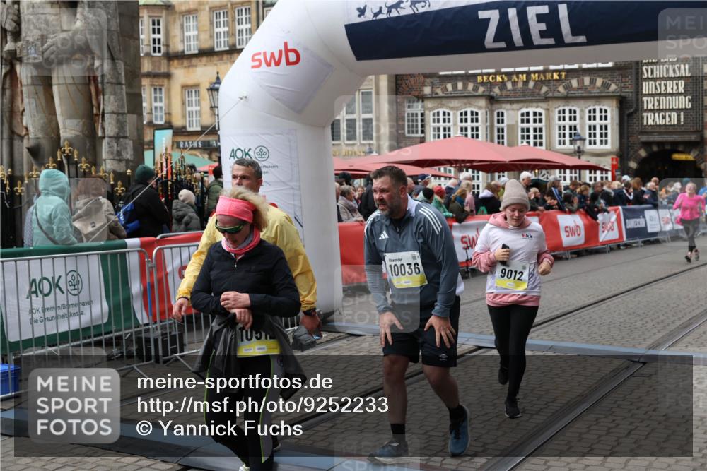 05.10.2025 - 20. swb-Marathon Bremen Yannick Fuchs http://msf.ph/oto/9252233 05.10.2025 11:14:11 Ziel 9012, 9342, 9380, 9631, 9667, 10000, 10036, 10491, 10512, 10721, 11541, 11548 meine-sportfotos.de