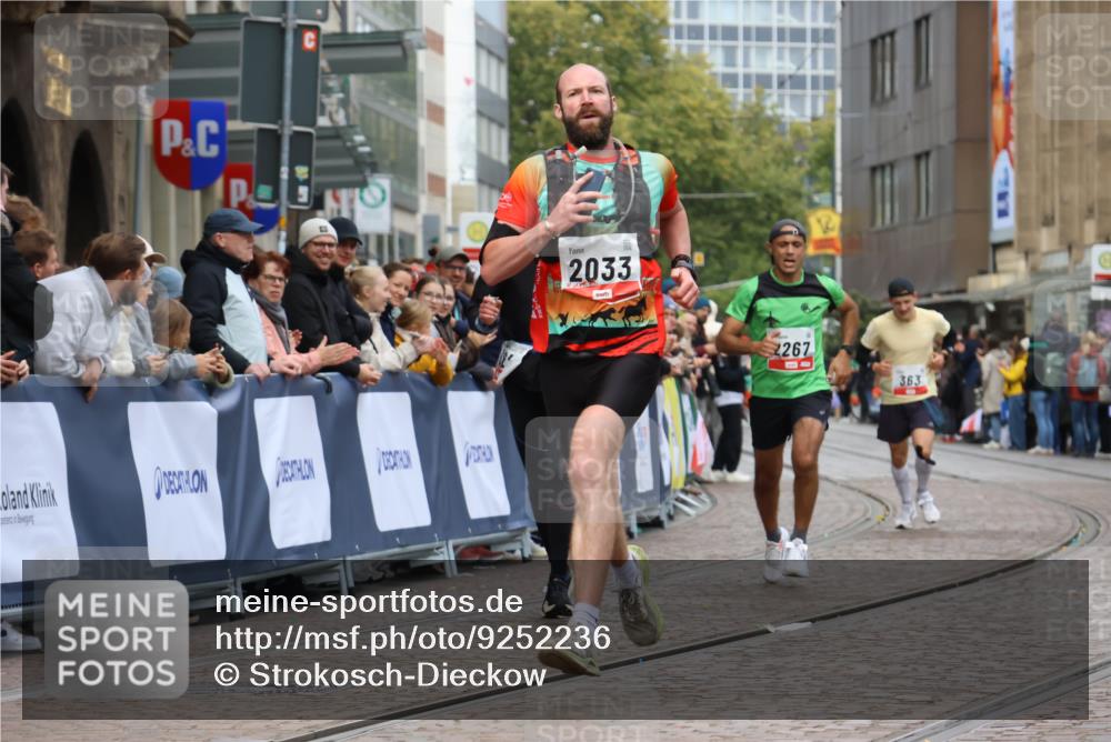 05.10.2025 - 20. swb-Marathon Bremen Strokosch-Dieckow http://msf.ph/oto/9252236 05.10.2025 12:50:31 Ziel 363, 664, 2033, 2267 meine-sportfotos.de