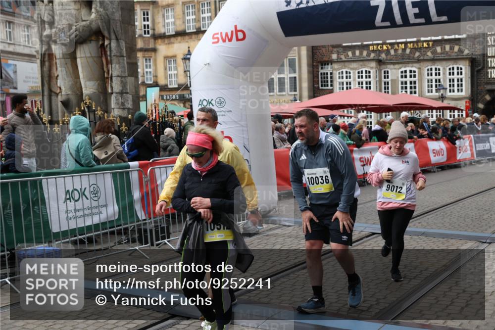 05.10.2025 - 20. swb-Marathon Bremen Yannick Fuchs http://msf.ph/oto/9252241 05.10.2025 11:14:11 Ziel 9012, 9342, 9380, 9631, 9667, 10000, 10036, 10491, 10512, 10721, 11541, 11548 meine-sportfotos.de