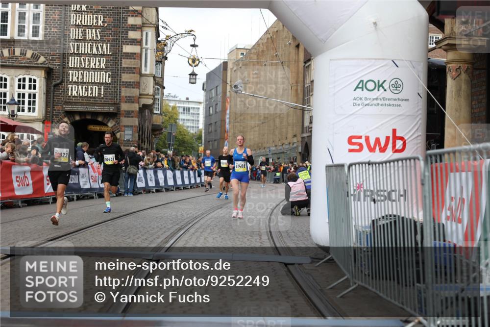 05.10.2025 - 20. swb-Marathon Bremen Yannick Fuchs http://msf.ph/oto/9252249 05.10.2025 10:45:18 Ziel 10091, 10431, 10822, 11488, 11715 meine-sportfotos.de