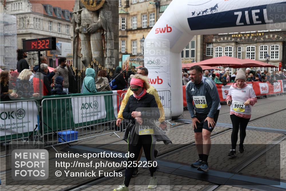 05.10.2025 - 20. swb-Marathon Bremen Yannick Fuchs http://msf.ph/oto/9252250 05.10.2025 11:14:11 Ziel 9012, 9342, 9380, 9631, 9667, 10000, 10036, 10491, 10512, 10721, 11541, 11548 meine-sportfotos.de