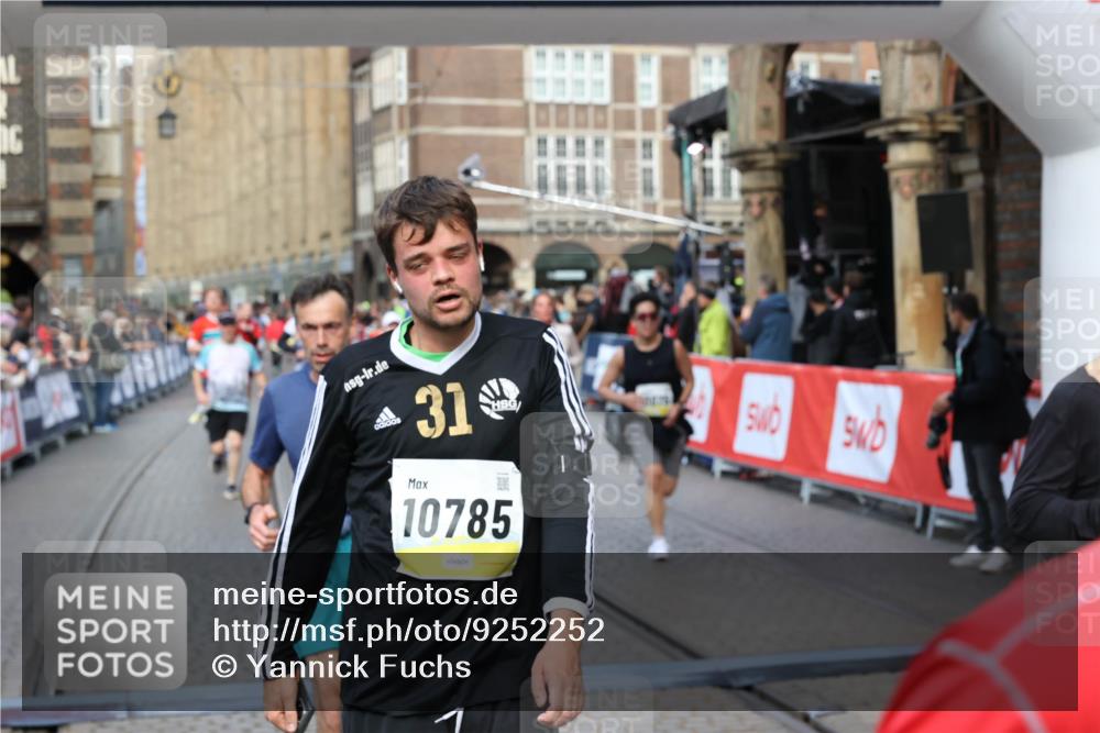 05.10.2025 - 20. swb-Marathon Bremen Yannick Fuchs http://msf.ph/oto/9252252 05.10.2025 10:54:07 Ziel 9313, 9456, 9520, 9548, 9807, 9835, 10046, 10075, 10163, 10484, 10616, 10785, 11152, 11339, 11533, 11593 meine-sportfotos.de