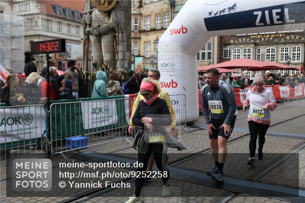 05.10.2025 - 20. swb-Marathon Bremen Yannick Fuchs http://msf.ph/oto/9252258 05.10.2025 11:14:11 Ziel 9012, 9342, 9380, 9631, 9667, 10000, 10036, 10491, 10512, 10721, 11541, 11548 meine-sportfotos.de