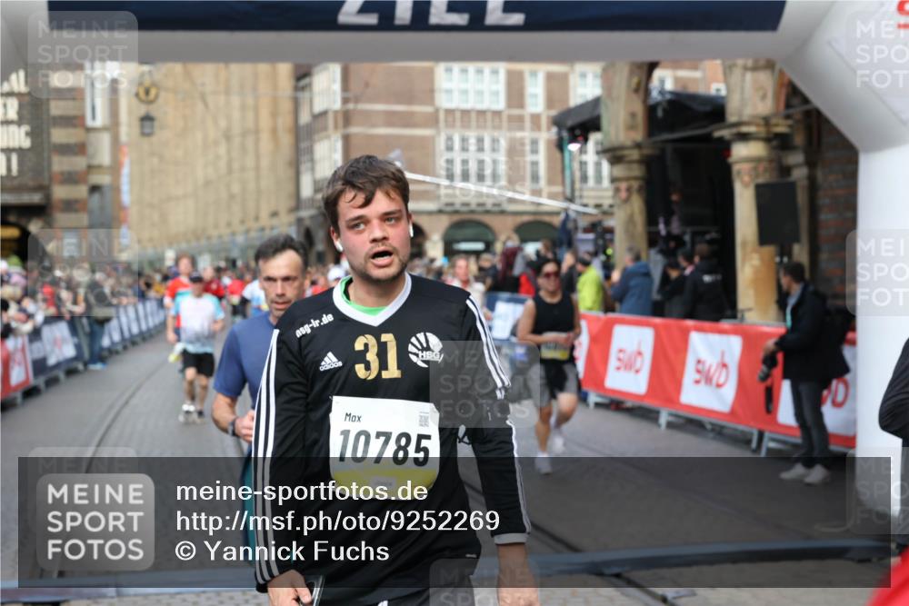 05.10.2025 - 20. swb-Marathon Bremen Yannick Fuchs http://msf.ph/oto/9252269 05.10.2025 10:54:07 Ziel 9313, 9456, 9520, 9548, 9807, 9835, 10046, 10075, 10163, 10484, 10616, 10785, 11152, 11339, 11533, 11593 meine-sportfotos.de