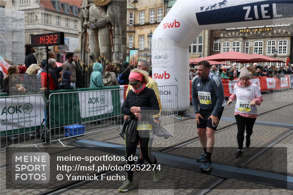 05.10.2025 - 20. swb-Marathon Bremen Yannick Fuchs http://msf.ph/oto/9252274 05.10.2025 11:14:11 Ziel 9012, 9342, 9380, 9631, 9667, 10000, 10036, 10491, 10512, 10721, 11541, 11548 meine-sportfotos.de