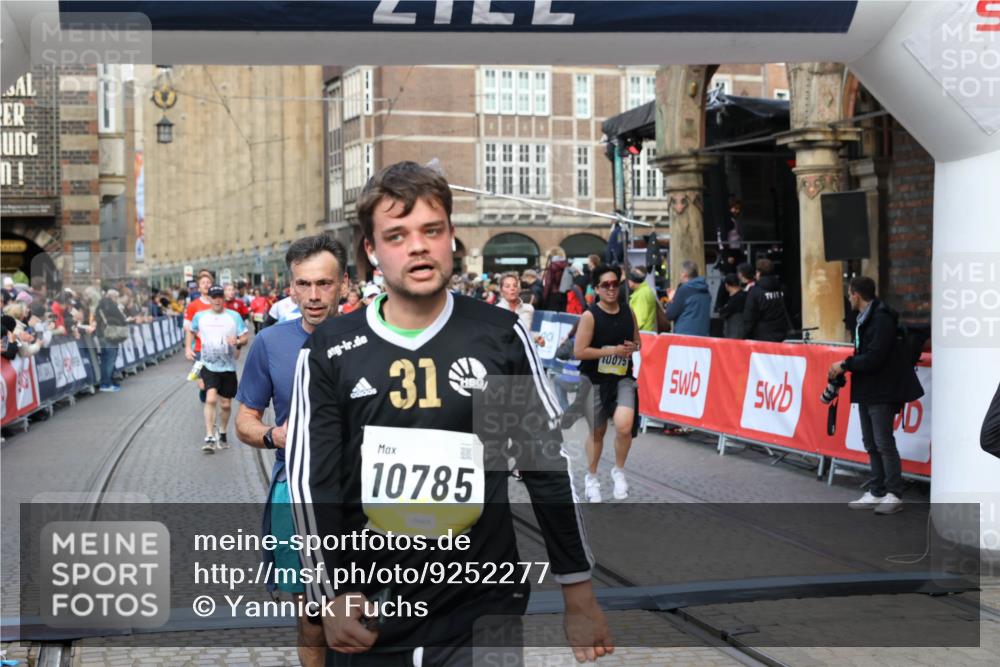 05.10.2025 - 20. swb-Marathon Bremen Yannick Fuchs http://msf.ph/oto/9252277 05.10.2025 10:54:07 Ziel 9313, 9456, 9520, 9548, 9807, 9835, 10046, 10075, 10163, 10484, 10616, 10785, 11152, 11339, 11533, 11593 meine-sportfotos.de