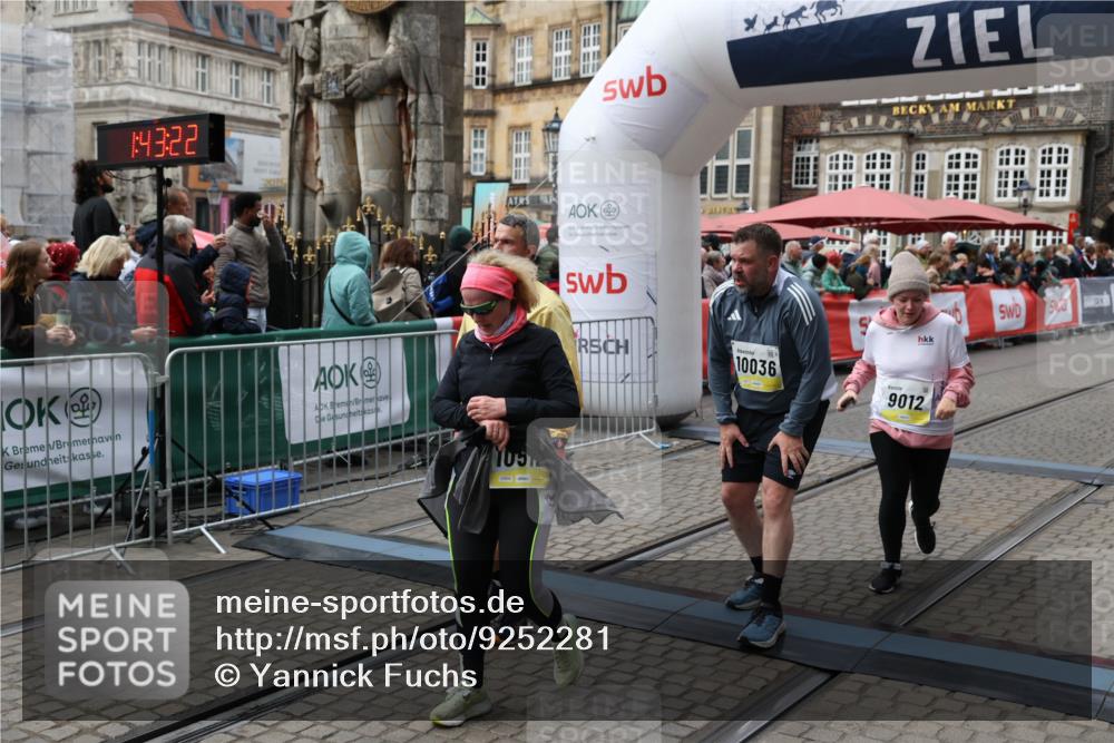 05.10.2025 - 20. swb-Marathon Bremen Yannick Fuchs http://msf.ph/oto/9252281 05.10.2025 11:14:11 Ziel 9012, 9342, 9380, 9631, 9667, 10000, 10036, 10491, 10512, 10721, 11541, 11548 meine-sportfotos.de