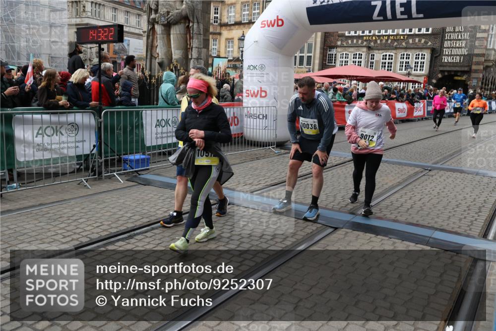 05.10.2025 - 20. swb-Marathon Bremen Yannick Fuchs http://msf.ph/oto/9252307 05.10.2025 11:14:12 Ziel 9012, 9342, 9380, 9631, 10000, 10036, 10491, 10512, 10721, 11541, 11548 meine-sportfotos.de