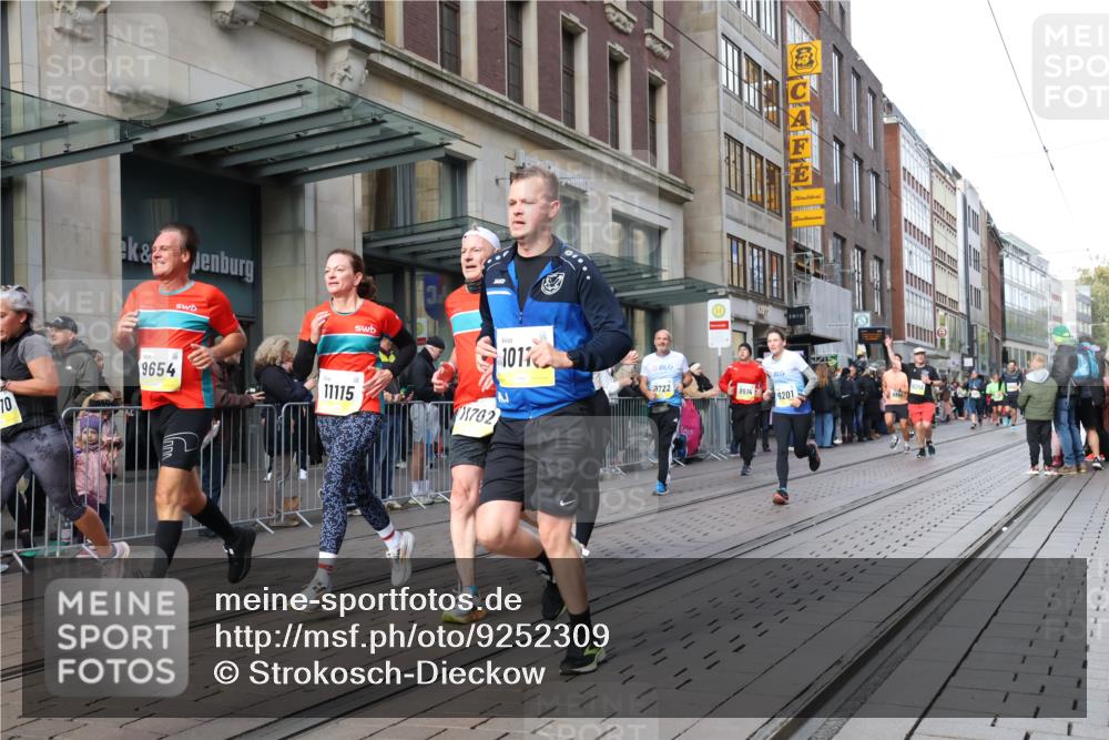 05.10.2025 - 20. swb-Marathon Bremen Strokosch-Dieckow http://msf.ph/oto/9252309 05.10.2025 10:55:03 Ziel 9176, 9201, 9318, 9350, 9492, 9514, 9654, 9722, 9856, 9881, 9902, 9933, 10003, 10034, 10111, 10116, 10256, 10260, 10262, 10326, 10745, 10757, 10970, 11025, 11042, 11115, 11140, 11197, 11380, 11431, 11702, 9176, 9201, 9318, 9350, 9492, 9514, 9654, 9722, 9856, 9881, 9902, 9933, 10003, 10034, 10111, 10116, 10256, 10260, 10262, 10326, 10745, 10757, 10970, 11025, 11042, 11115, 11140 meine-sportfotos.de