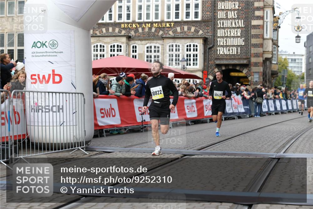 05.10.2025 - 20. swb-Marathon Bremen Yannick Fuchs http://msf.ph/oto/9252310 05.10.2025 10:45:19 Ziel 10091, 10431, 10822, 11488, 11715 meine-sportfotos.de